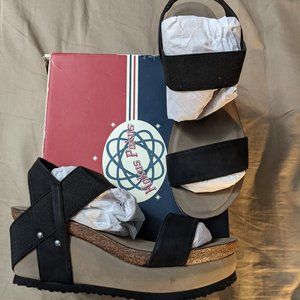 Women's - New - Size 7 1/2 Hocus Pocus wedges